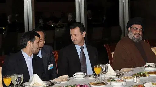 מזכ"ל חיזבאללה חסן נסראללה, נשיא סוריה בשאר אסד ונשיא אירן מחמוד אחמדיניג'ד בארוחת ערב רשמית בדמשק, פברואר 2010 מזכ"ל חיזבאללה חסן נסראללה, נשיא סוריה בשאר אסד ונשיא אירן מחמוד אחמדיניג'ד בארוחת ערב רשמית בדמשק, פברואר 2010