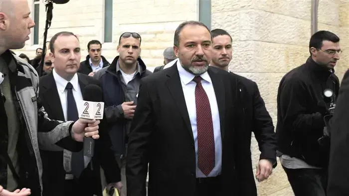 שר החוץ אביגדור ליברמן מגיש עתירה לבית משפט עליון בירושלים- מרץ 2010 שר החוץ אביגדור ליברמן מגיש עתירה לבית משפט עליון בירושלים- מרץ 2010