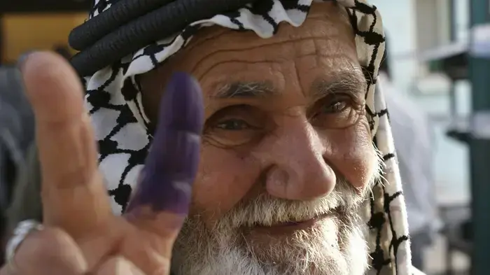 גבר שהצביע בבחירות בעירק
