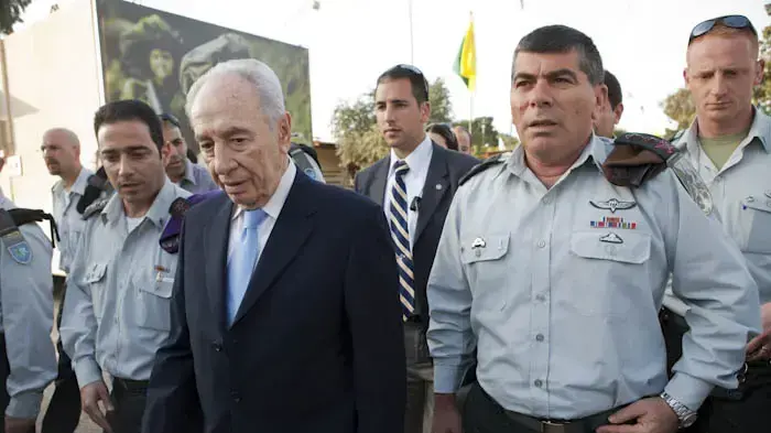 נשיא המדינה שמעון פרס והרמטכ"ל גבי אשכנזי בסיור בבסיס קליטה ומיון של מתגייסים- מרץ 2010 נשיא המדינה שמעון פרס והרמטכ"ל גבי אשכנזי בסיור בבסיס קליטה ומיון של מתגייסים- מרץ 2010