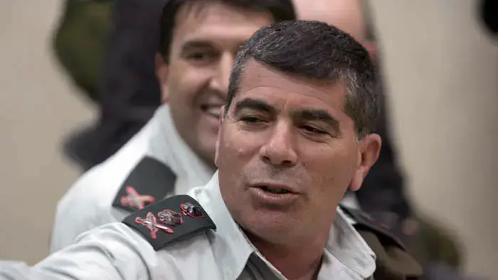נשיא המדינה שמעון פרס והרמטכ"ל גבי אשכנזי בסיור בבסיס קליטה ומיון של מתגייסים- מרץ 2010 נשיא המדינה שמעון פרס והרמטכ"ל גבי אשכנזי בסיור בבסיס קליטה ומיון של מתגייסים- מרץ 2010