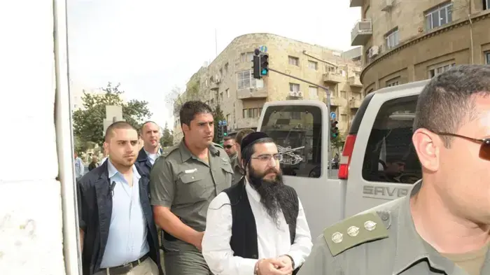 אליאור חן מגיע לרבנות בירושלים במטרה להתגרש מה"אם המתעללת"- מרץ 2010 אליאור חן מגיע לרבנות בירושלים במטרה להתגרש מה"אם המתעללת"- מרץ 2010