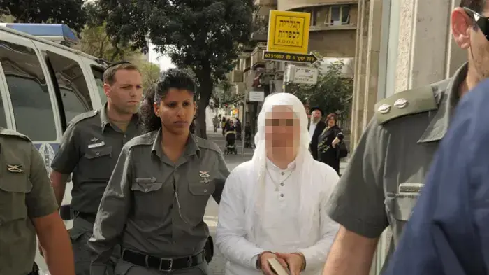 האם המתעללת מגיעה לרבנות בירושלים להתגרש מאליאור חן מרץ 2010 האם המתעללת מגיעה לרבנות בירושלים להתגרש מאליאור חן מרץ 2010