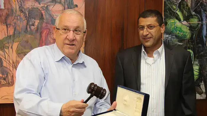 יושב ראש הכנסת ראובן ריבלין עם הפטיש ההיסטורי שהחזיק בידו אוסוואלדו אראניה מברזיל, שניהל את ישיבת האו"ם ב  29 בנובמבר 47'