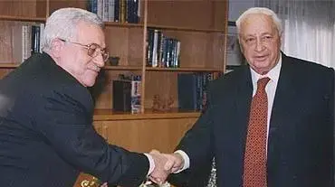 אריאל שרון ואבו מאזן בתמונת ארכיון (יצחק אלהרר סקופ 80) אריאל שרון ואבו מאזן בתמונת ארכיון (יצחק אלהרר סקופ 80)