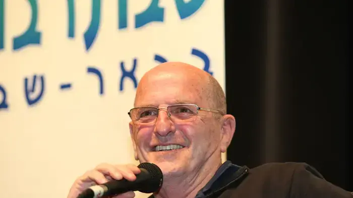 יוסי פלד מתראיין באירוע שבתרבות בבאר שבע - ינואר 2010 יוסי פלד מתראיין באירוע שבתרבות בבאר שבע - ינואר 2010