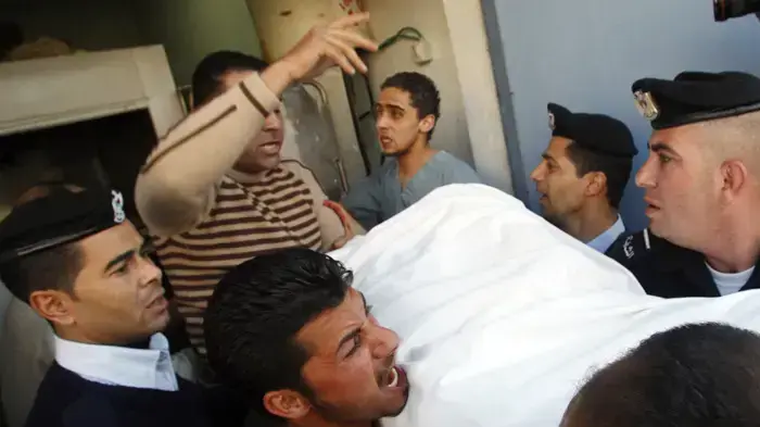 פלסטינים נושאים גופה של הרוג בעימותים עם צה"ל בכפר עראק בורין פלסטינים נושאים גופה של הרוג בעימותים עם צה"ל בכפר עראק בורין