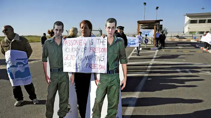 מפגינים למען שחרור גלעד שליט סמוך למחסום ארז בעת ביקור של מזכ"ל האו"ם בעזה מפגינים למען שחרור גלעד שליט סמוך למחסום ארז בעת ביקור של מזכ"ל האו"ם בעזה
