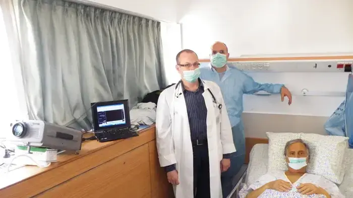 החולה גבי אטיאס, ד"ר מרק צ'רני מבית החולים כרמל , והבן ניסים אטיאס עם ציוד השידור החולה גבי אטיאס, ד"ר מרק צ'רני מבית החולים כרמל , והבן ניסים אטיאס עם ציוד השידור