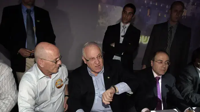 מימין סילבן שלום רובי ריבלין יוסי פלד בכנס הסברה של סילבן שלום מרץ 2010 מימין סילבן שלום רובי ריבלין יוסי פלד בכנס הסברה של סילבן שלום מרץ 2010