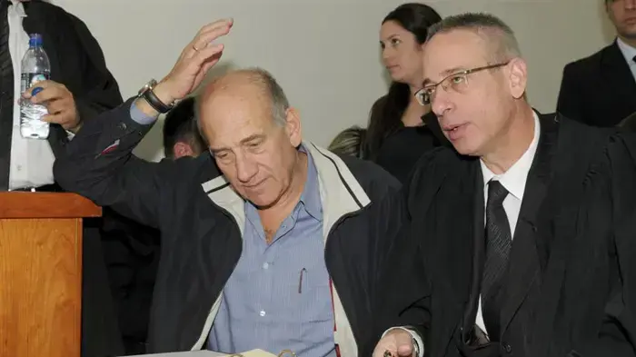 אהוד אולמרט בבית המשפט מרץ 2010 אהוד אולמרט בבית המשפט מרץ 2010