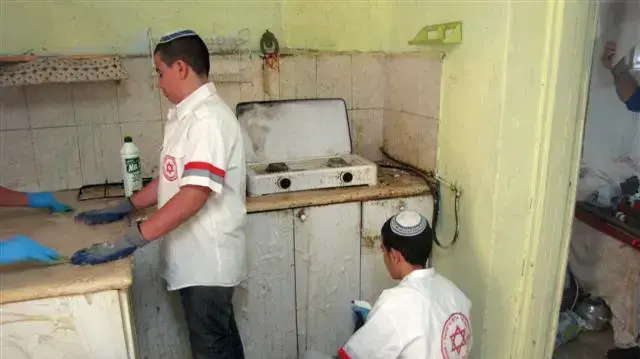 מתנדבי מד"א במבצעי תרומה לרגל פסח מתנדבי מד"א במבצעי תרומה לרגל פסח