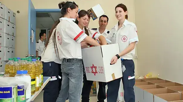 מתנדבי מד"א במבצעי תרומה לרגל פסח