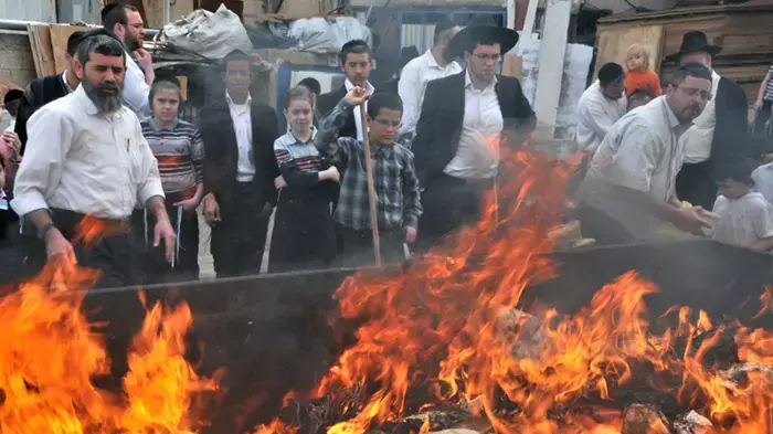 הבערת חמץ בבני ברק מרץ 2010
