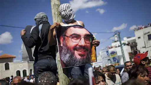 רעולי פנים מניפים תמונות של נסראללה ושל מורנייה בהפגנה בסכנין רעולי פנים מניפים תמונות של נסראללה ושל מורנייה בהפגנה בסכנין
