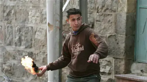 צעיר פלסטיני משליך בקבוק תבערה