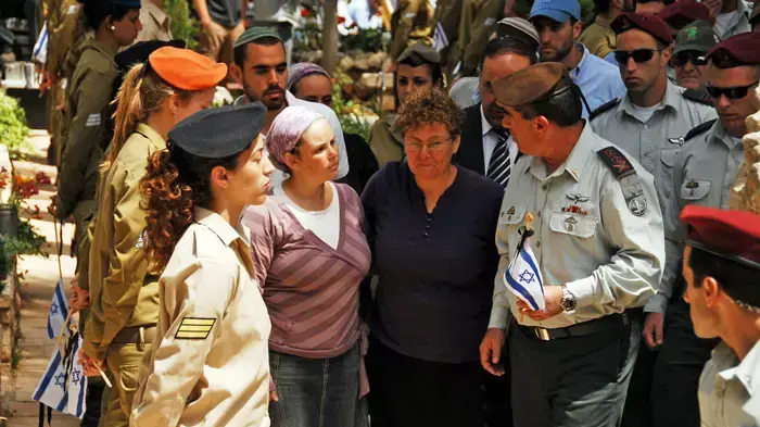 הרמטכ"ל גבי אשכנזי בטקס הנחת דיגלון לנופל בהר הרצל ליד קברו של רב-סרן אלירז פרץ הרמטכ"ל גבי אשכנזי בטקס הנחת דיגלון לנופל בהר הרצל ליד קברו של רב-סרן אלירז פרץ