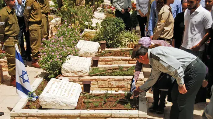 הרמטכ"ל גבי אשכנזי בטקס הנחת דיגלון לנופל בהר הרצל ליד קברו של רב-סרן אלירז פרץ הרמטכ"ל גבי אשכנזי בטקס הנחת דיגלון לנופל בהר הרצל ליד קברו של רב-סרן אלירז פרץ