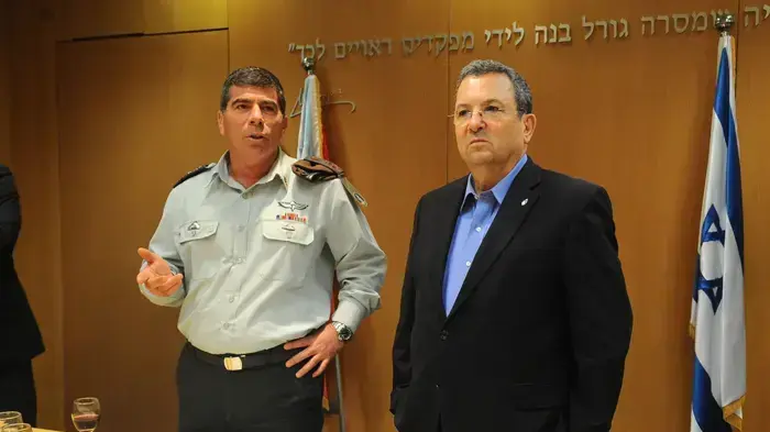 שר הביטחון אהוד ברק והרמטכ"ל גבי אשכנזי בהרמת כוסית לקראת יום העצמאות- אפריל 2010 שר הביטחון אהוד ברק והרמטכ"ל גבי אשכנזי בהרמת כוסית לקראת יום העצמאות- אפריל 2010