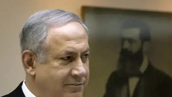 בנימין נתניהו על רקע תמונות של בולים של הרצל בנימין נתניהו על רקע תמונות של בולים של הרצל