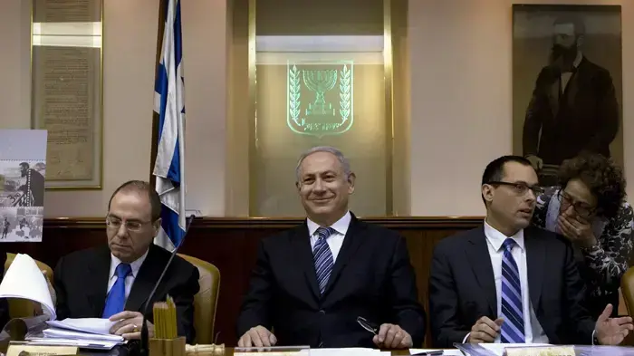 צבי האוזר, בנימין נתניהו, סילבן שלום, בישיבת ממשלה צבי האוזר, בנימין נתניהו, סילבן שלום, בישיבת ממשלה