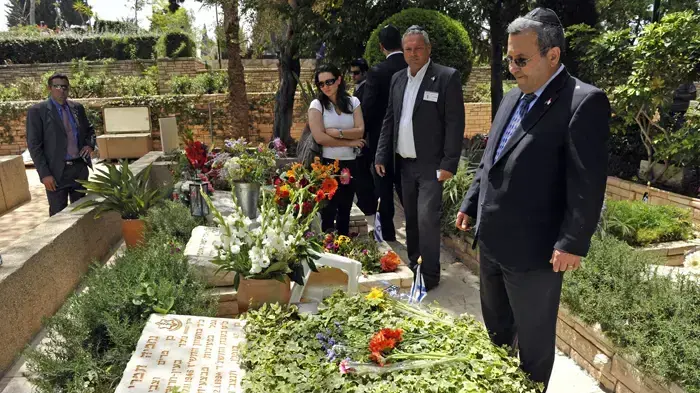 שר הביטחון ברק ליד קברו של האלוף נחמיה תמרי. שר הביטחון ברק ליד קברו של האלוף נחמיה תמרי.