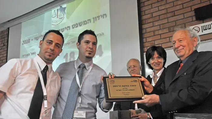 שופט בית המשפט העליון בדימוס, מישאל חשין מעניק את הפרס הראשון בחידון המשפט הישראלי לסטודנטים מהמכללה האקדמית נתניה שופט בית המשפט העליון בדימוס, מישאל חשין מעניק את הפרס הראשון בחידון המשפט הישראלי לסטודנטים מהמכללה האקדמית נתניה