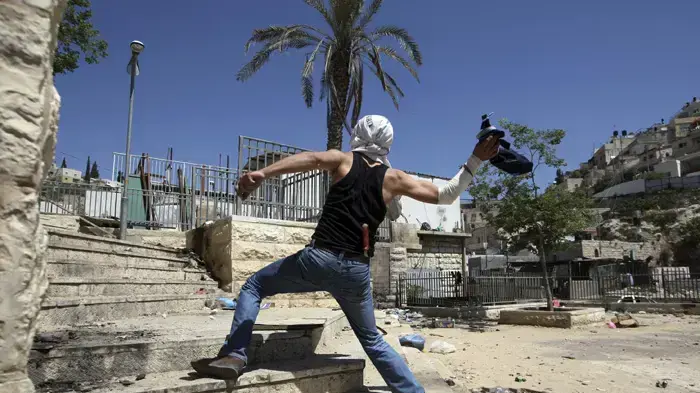 פלסטיני זורק אבן בכפר סילוואן פלסטיני זורק אבן בכפר סילוואן