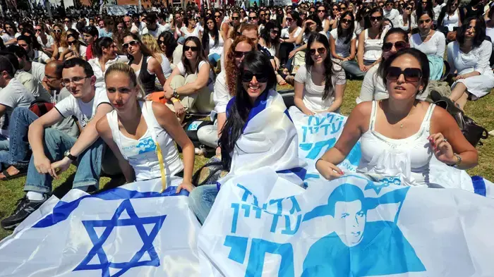 נועם שליט בעצרת למען גלעד שליט במכללה למנהל אפריל 2010 נועם שליט בעצרת למען גלעד שליט במכללה למנהל אפריל 2010