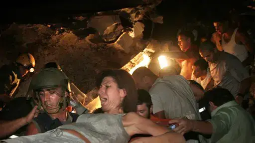 חילוץ פצועה מבית בחיפה שנפגע מטיל במלחמת לבנון השניה חילוץ פצועה מבית בחיפה שנפגע מטיל במלחמת לבנון השניה