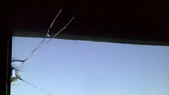 שמשת החלון המנופצת בחדרו בכנסת של ח"כ מיכאל בן ארי שמשת החלון המנופצת בחדרו בכנסת של ח"כ מיכאל בן ארי