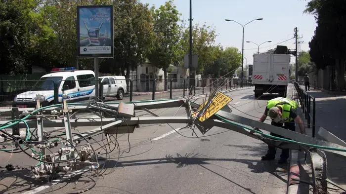 עמוד חשמל שנפגע על ידי משאית בשכונת התקווה בתל אביב עמוד חשמל שנפגע על ידי משאית בשכונת התקווה בתל אביב