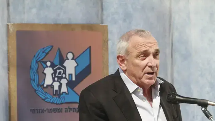 השר לבטחון פנים יצחק אהרונוביץ' בטקס החלפת מפקד מחוז מרכז במשטרה- מאי 2010 השר לבטחון פנים יצחק אהרונוביץ' בטקס החלפת מפקד מחוז מרכז במשטרה- מאי 2010