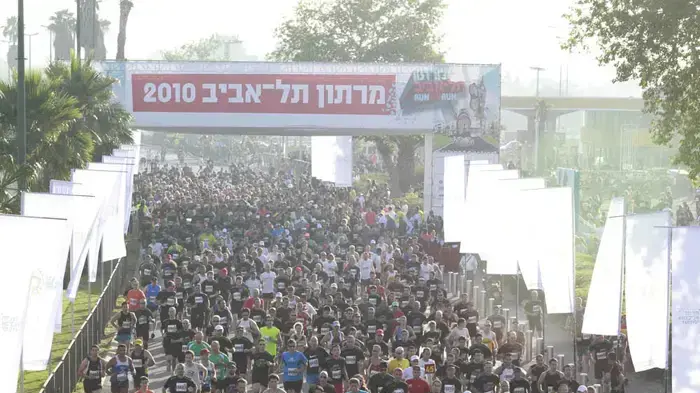 10,000 משתתפים רצים במרתון תל אביב