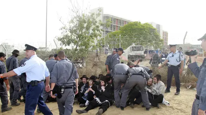 חרדים מפגינים נגד פינוי הקברים בברזילי מאי 2010 חרדים מפגינים נגד פינוי הקברים בברזילי מאי 2010