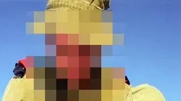 טירון בבית הספר לתותחנות שדה מצחצח נעליו טירון בבית הספר לתותחנות שדה מצחצח נעליו