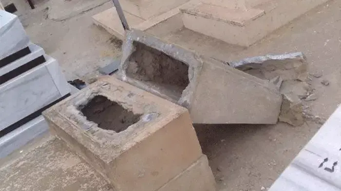 שמונה מצבות נופצו בבית העלמין במושב נבטים בדרום שמונה מצבות נופצו בבית העלמין במושב נבטים בדרום