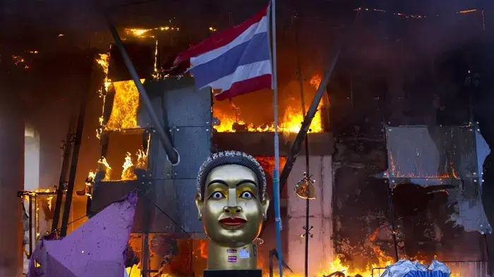 פסל בודהה מוצב לפני מרכז קניות בבנגקוק שנשרף במהומות 19.5.2010