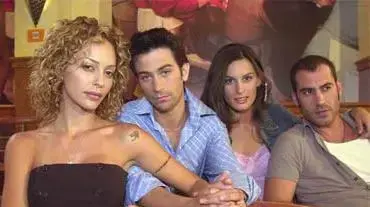 שחקני התוכנית אהבה מעבר לפינה