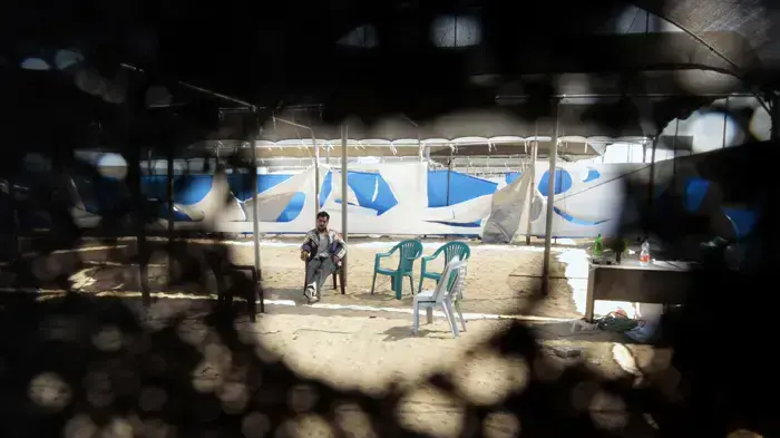 עובד מחנה קיץ של אונר"א בעזה אחרי שהותקף עובד מחנה קיץ של אונר"א בעזה אחרי שהותקף