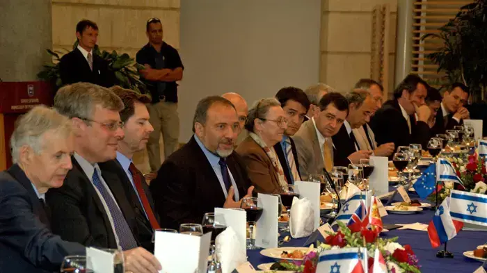 שר החוץ אביגדור ליברמן עם שגרירי האיחוד האירופי בישראל שר החוץ אביגדור ליברמן עם שגרירי האיחוד האירופי בישראל