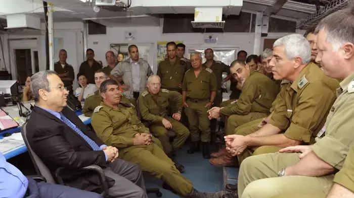 שר הביטחון אהוד ברק והרמטכ"ל גבי אשכנזי בתרגיל "נקודת מפנה 4" בחמ"ל של עיריית תל אביב- מאי 2010 שר הביטחון אהוד ברק והרמטכ"ל גבי אשכנזי בתרגיל "נקודת מפנה 4" בחמ"ל של עיריית תל אביב- מאי 2010