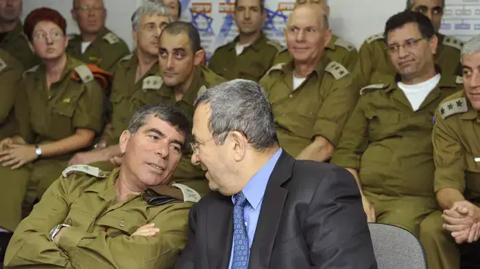 שר הביטחון אהוד ברק והרמטכ"ל גבי אשכנזי בתרגיל "נקודת מפנה 4" בחמ"ל של עיריית תל אביב- מאי 2010 שר הביטחון אהוד ברק והרמטכ"ל גבי אשכנזי בתרגיל "נקודת מפנה 4" בחמ"ל של עיריית תל אביב- מאי 2010