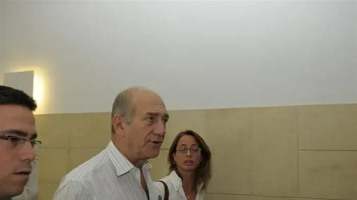 אהוד אולמרט במהלך משפטו של בפרשת ראשונטורס- מאי 2010 אהוד אולמרט במהלך משפטו של בפרשת ראשונטורס- מאי 2010