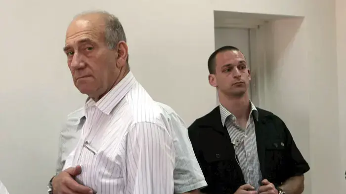אהוד אולמרט במהלך משפטו של בפרשת ראשונטורס- מאי 2010 אהוד אולמרט במהלך משפטו של בפרשת ראשונטורס- מאי 2010