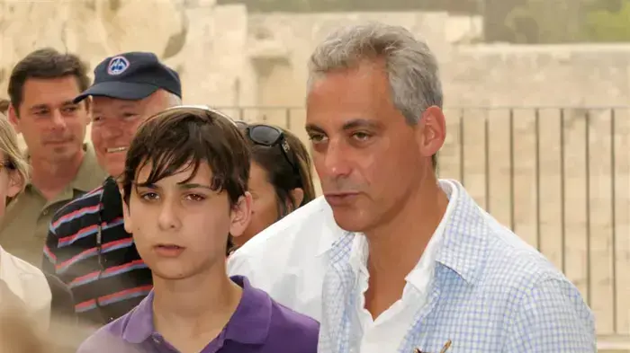 רם עמנואל ובנו בעלייה לתורה בכותל המערבי, ירושלים, מאי 2010
