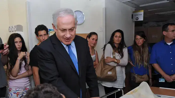 בנימין נתניהו מבקר חיילים פצועים בבית החולים תל השומר יוני 2010 בנימין נתניהו מבקר חיילים פצועים בבית החולים תל השומר יוני 2010