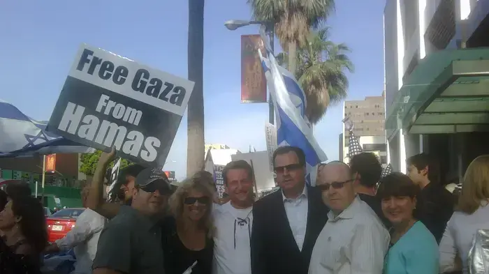 הפגת תמיכה בישראל מול הקונסוליה הטורקית בלוס אנג'לס מאי 2010 הפגת תמיכה בישראל מול הקונסוליה הטורקית בלוס אנג'לס מאי 2010