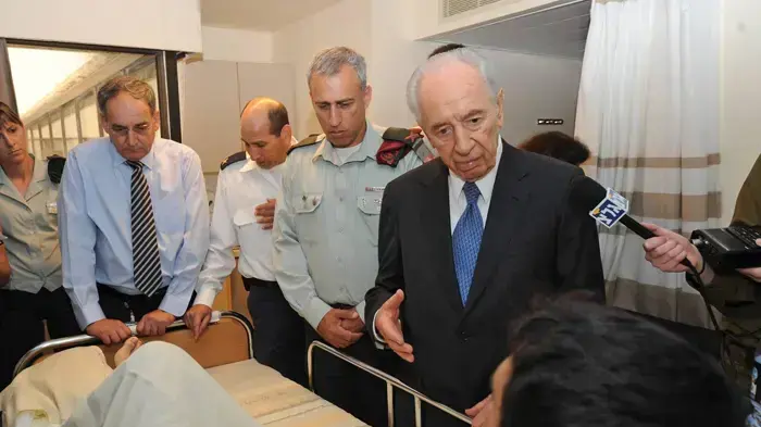 שמעון פרס מבקר פצועים בתל השומר יוני 2010 שמעון פרס מבקר פצועים בתל השומר יוני 2010