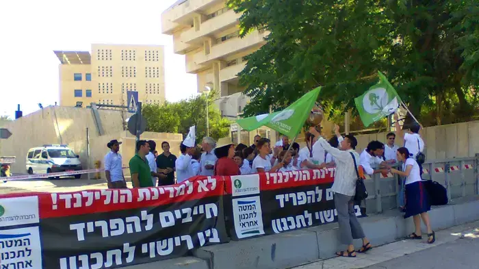 משמרת מחאה של החברה להגנת הטבע מול לשכת ראש הממשלה במחאה על הרפורמה בחוק התכנון והבנייה משמרת מחאה של החברה להגנת הטבע מול לשכת ראש הממשלה במחאה על הרפורמה בחוק התכנון והבנייה